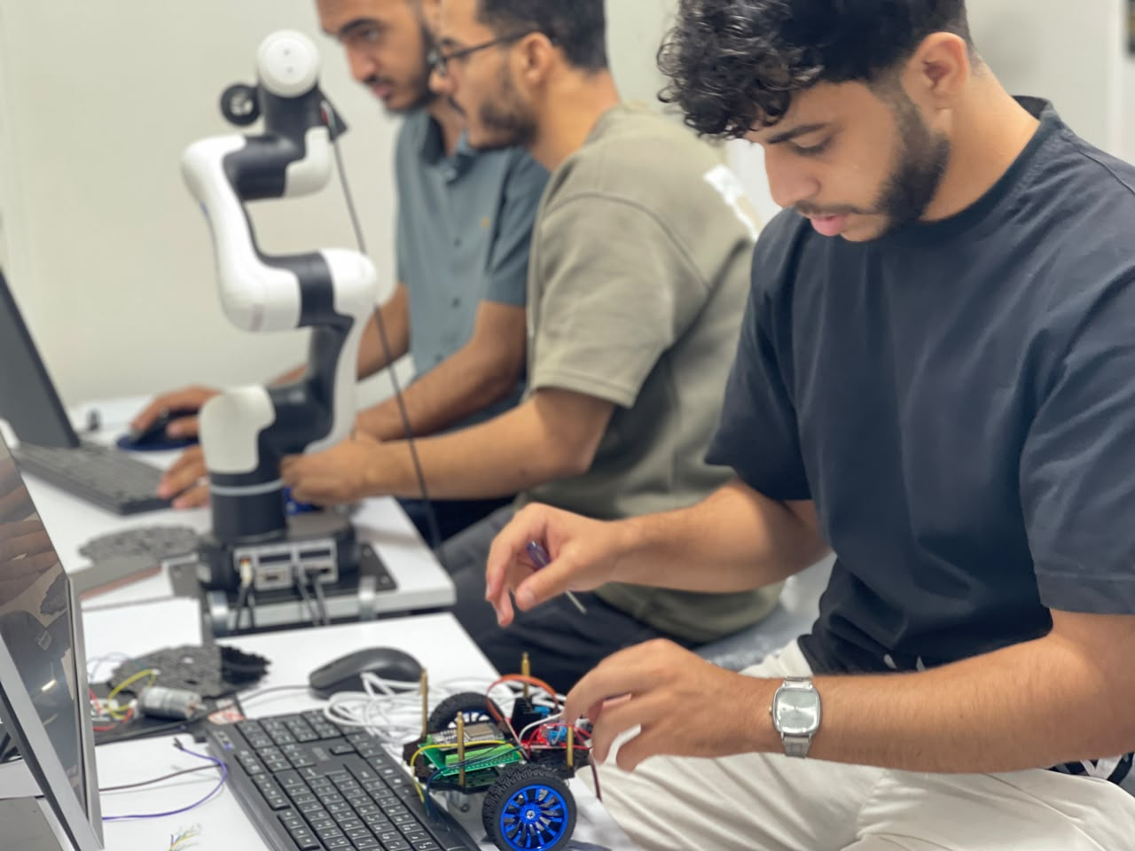 فريق GateIn أثناء ورشة الروبوتات العملية
