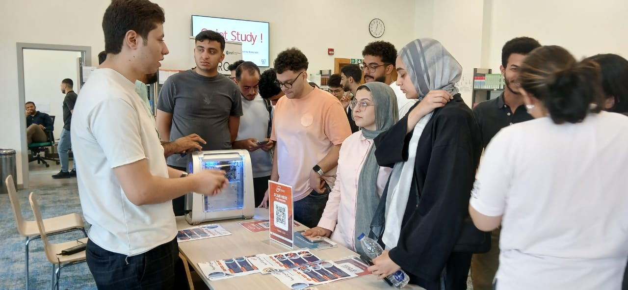عرض جهاز الكمبيوتر الكمي في جامعة مصر للمعلوماتية