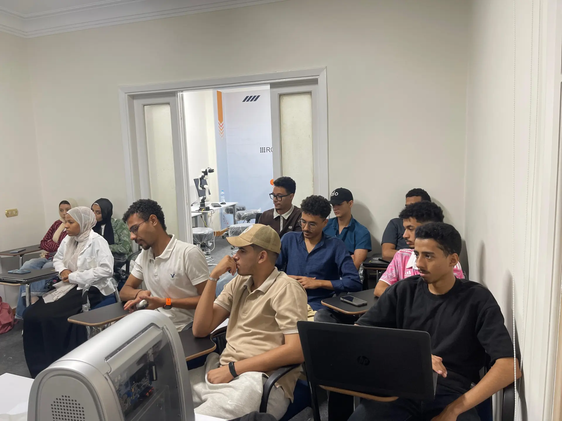 طلاب دبلومة الروبوتات داخل قاعة تدريب GateIn