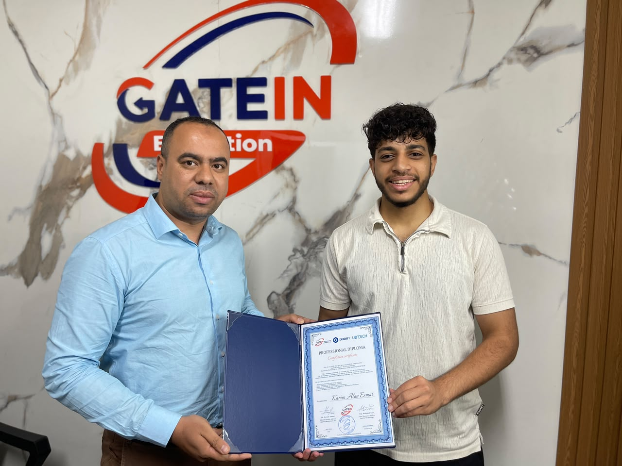 خريج GateIn Education يستلم شهادة دبلومة الروبوتات