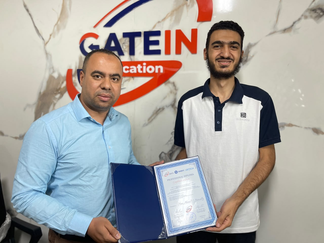 لحظة تكريم خريج دبلومة الروبوتات من GateIn