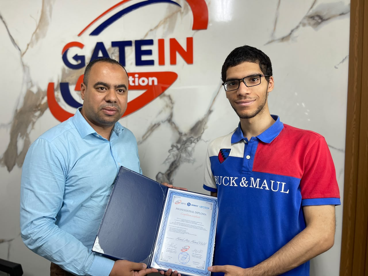 تسليم شهادة دبلومة الروبوتات لأحد خريجي GateIn Education