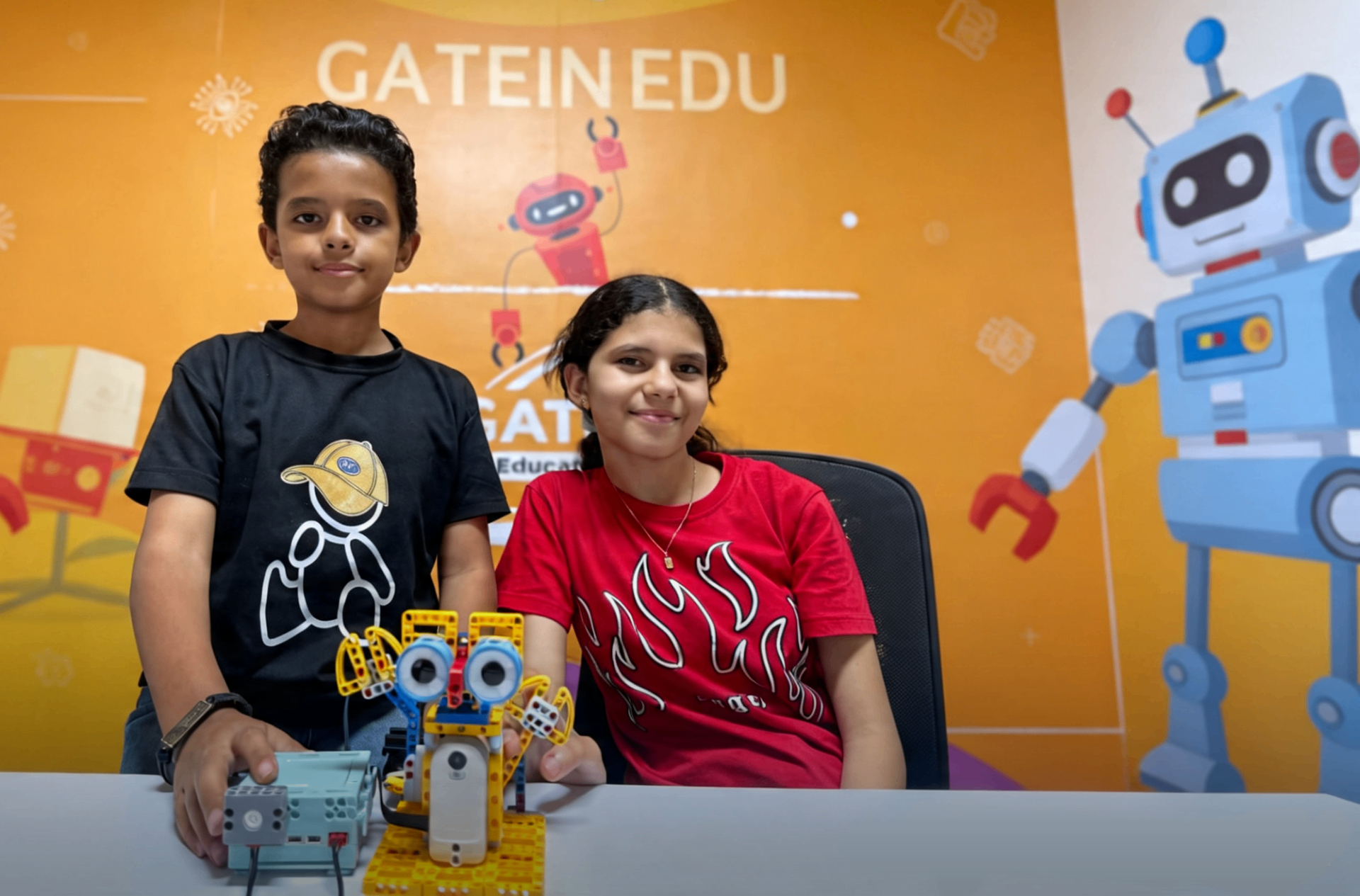 أطفال يبنون أول روبوتاتهم — K-12 AI