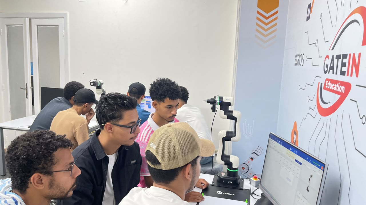تدريب عملي على ذراع DOBOT الروبوتي